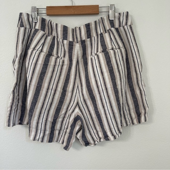 Ann Taylor linen blend striped shorts. Size 12 - Picture 2 of 8